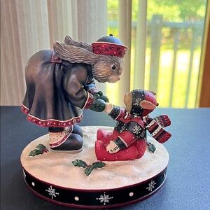Demdaco Woodsong Giving Help Winter Figurine - Black and Red